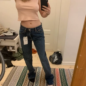 Zara jeans - Mid rise jeans från zara med lapp kvar. Jag är vanligtvis 34 i Zaras storlekar o domhär passar ändå. 