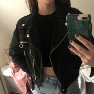 Jeans jacka - Jackan är i jeansmaterial! Super fin & cool men får tyvärr aldrig till användning längre💕 Nypris - 600kr