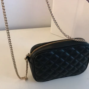 Svart väska  - Svart väska från h&m med lång guldig kedja, ett litet fack i och den är sällan använd så den är i väldigt fint skick✨ köparen står för frakten☺️