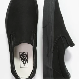 Svarta Vans - Säljer dessa svarta Classic slip-on Vans. Sparsamt använda, och tvättade. Köpta från Zalando. Nypris 699, säljer för 200kr. Dm för fler bilder. 