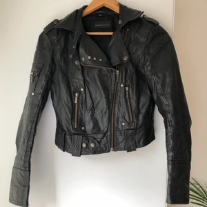 Bikerjacka 36/S - En snygg välanvänd bikerjacka. Storlek 36/S. Säljer pågrund av för liten nu dessvärre. Designad i Sverige från märket Rock N Blue. Originalpris 3000 kr. Säljer för 370 kr🌷