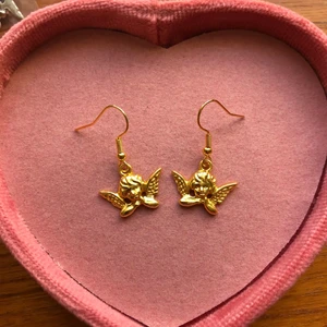 Kerub örhängen 👼 - guldiga örhängen med keruber! 50kr och frakten är gratis<3