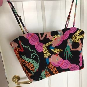 Zara topp storlek S - Ett coolt linne från zara, aldrig använd pga att den är för kort för mig ( är 175 ), prislappen kvar! Nypris 160 kr.