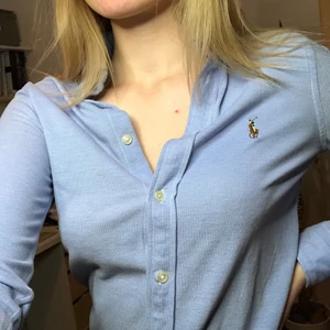 Ralph Lauren sktjorta (S) - Blå sktjorta från Ralph Lauren i storlek S. Den är använd fåtal gånger och har mest legat i garderoben, den är i fint skick. Nypris: 995kr, mitt pris: 200kr