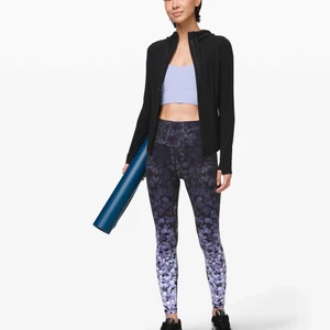 Lululemon thights!! - Nu säljer jag mina fina Lululemon thigts! Aldrig använda endast testade (prislapp kvar), säljer pga fel storlek💗 Modellen heter Align HR Pant 28. Nyprise är 1080kr, skriv för fler bilder🥰
