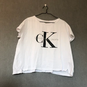 Klassisk & minimalistisk tisha - • Luftig & härlig tisha, matcha instoppad i shortsen i sommar! Snygg som basic topp till vardags. • Storlek: S, boxy passform • 100% bomull • Knappt använd, mycket fint skick! Intakt tryck, ej funnit några fläckar. • +Frakt: 51kr spårbart  