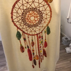 Linne med tryck - Ett fint linne med tryck. Passar bra till stranden. 