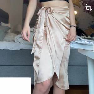 Kjol - Söt kjol från Rut and circle. Köptes förra sommaren och endast använd några få gånger. Är därför i nyskick. Str xs men passar allt från xxs-s då man reglerar storleken själv i midjan. Frakt tillkommer men pris kan diskuteras vid snabb affär. Köptes för 400kr+frakt❤️ sista bilden visar färgen!