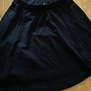 Jag säljer min korta svarta kjol från Bik bok.✨✨