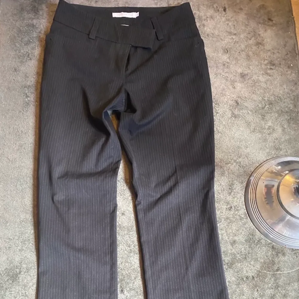 Low-waist Kostymbyxor Stockh Lm storlek 36, kommer nästan till golvet på mig (jag är 168) . Jeans & Byxor.