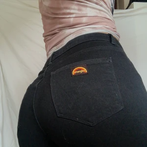 Bootcut wrangler jeans - Ursnygga svarta highrise bootcut jeans från märket wrangler. Köpare står för 66kr. Nyskick! Når till marken på mig som är 169 lång. Formar snyggt! Måtten är m80 l79 vilket motsvarar w30 l32