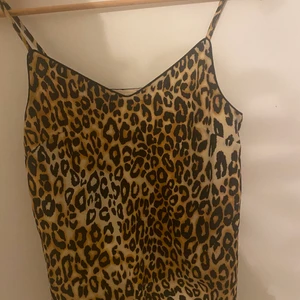 Leopard linne - Sjukt snyggt leopard linne från pimkie! Är i fint skick och säljer då den tyvärr har blivit för liten för mig. Köpt i Frankrike för två år sedan. Står ej storlek, men 36 skulle jag säga. Dock är den liten runt bysten, ej stretchig.💕💕