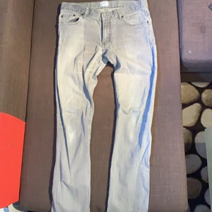 Skinny jeans with stretch (gray) - Size 48, worn them for a month with zero complaints. Skinny fit.