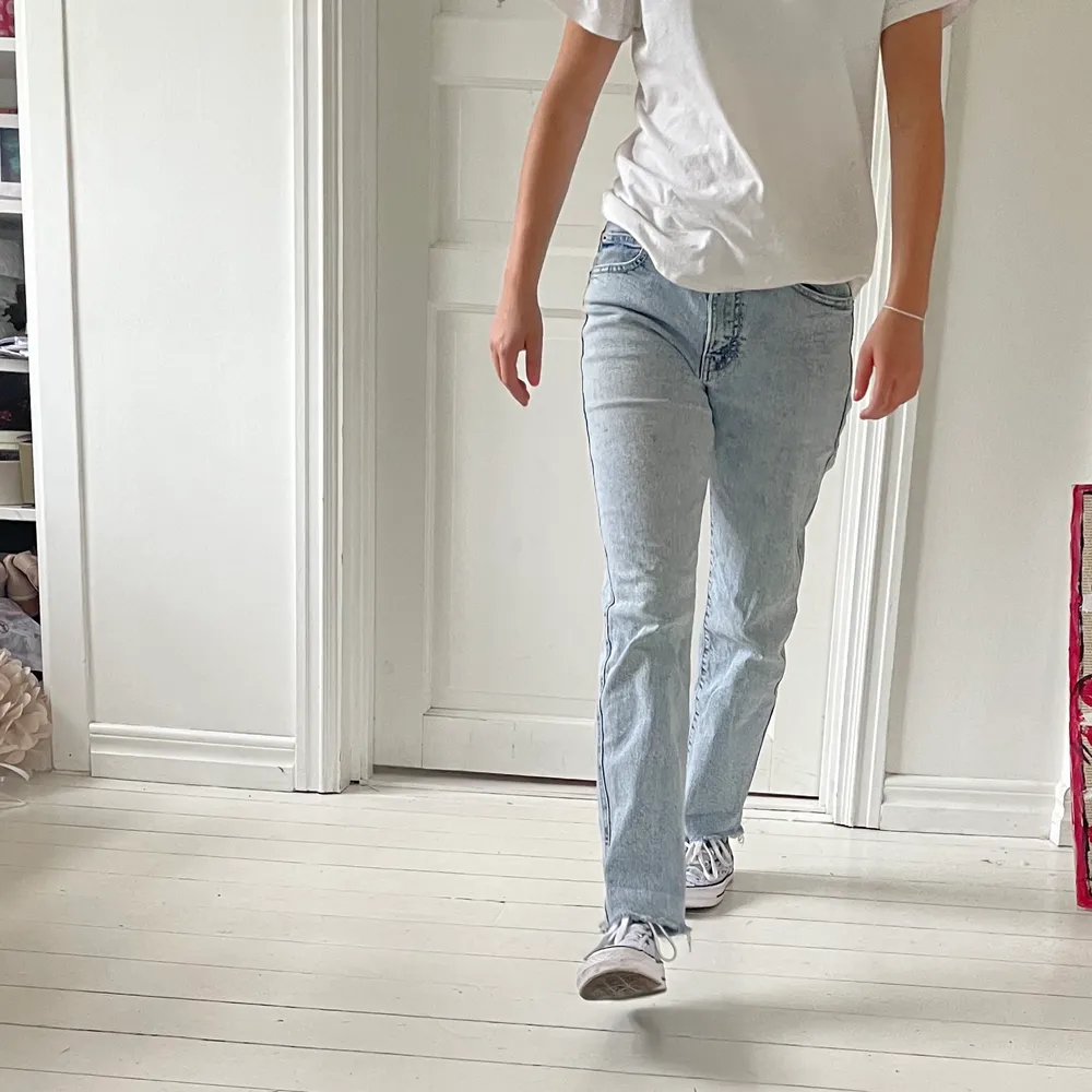 Jeans från pull & bear i straight modell. Aldrig använda då de är lite för små. Passar bättre på någon som är en 34. Jag är en 36. Skriv privat vid frågor. Köparen står för frakten. Jeans & Byxor.