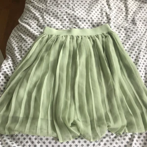 Kjol från NAKD  - jättefin kjol från NAKD i storlek XS, säljer då den inte kommer till användning💕köpare står för frakt å betalning sker via swish 