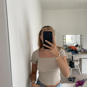 Topp med puffärm  - Topp med puffärm från HM. Lappen är bortklippt men storlek xs/s. Använd fåtal gånger så i bra skick. Nypris: 149kr. 