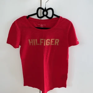 Röd Tommy hilfiger tshirt  - En röd Tommy Hilfiger tshirt i mycket bra skick