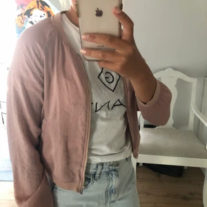 En bombojacka från Lindex  - En fin bombojacka från Lindex. Köparen står för frakten om man inte kommer och hämtar 