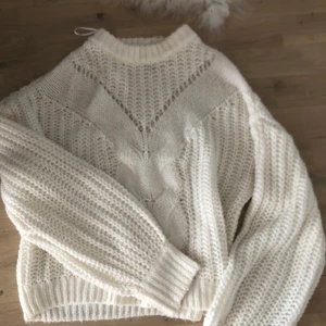 Stickad tröja, storlek XS  - Storleken är väldigt stor för att vara en XS så jag skulle mer säga att den sitter som en S/M 