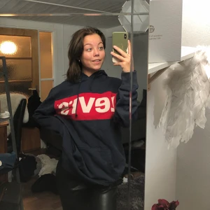 Levi’s sweatshirt - En hoodie ifrån Levi’s, sällan använd 💓 nypris 899kr