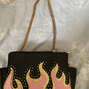 So. NNYDIP VÄSKA  - Har köpt i secondhand butik och har använt några gånger. 