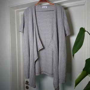 Kortärmad kofta - Jätteskön och mysig, kortärmad, tunn kofta🍀