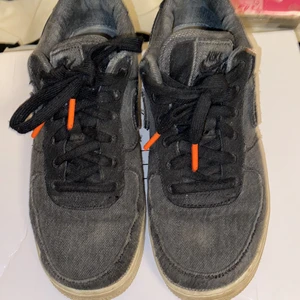 Nike skor - Har köpt i secondhand men har användt flera gånger de är ganska skönt. Säljer pågrund över att har flera andra skorna och har ingen plats.