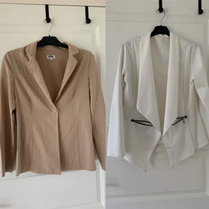 Kavaj - Två kavajer. Beige randig, använd en gång. Strl 36, 150kr. Vit kavaj, strl S, säljes för 80kr då dragkedja på höger ficka är söndrig, men fungerar utmärkt att stänga och öppna. Frakt tillkommer!  