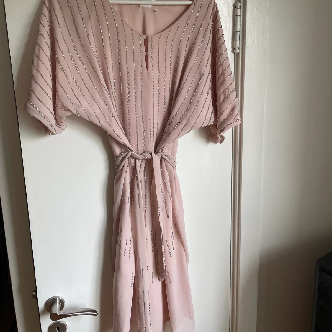 Klänning med paljettdetaljer - 90