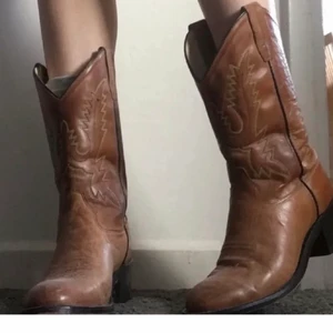 Söker efter cowboyboots  - Hej!! Jag söker efter bruna (eventuellt svarta också) cowboyboots i storlek 38, 38,5 eller en liten 39. Hör av dig om du säljer!🦋🦋🦋