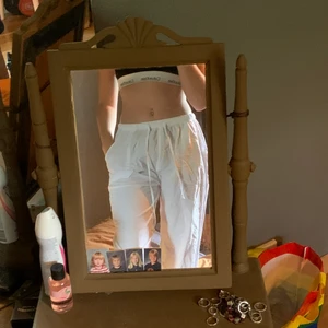 Byxor - Fina och sköna byxor, jag är 167 och tycker längden är ganska precis på mig! Lite genomskinliga