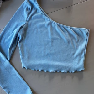 Blå topp från SHEIN i storlek S - Blå topp från SHEIN i storlek S, oanvänd endast provad. Inga fläckar, sann i storlek.