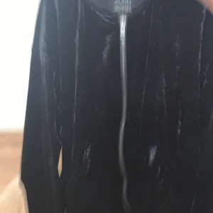 Storlek xs - En svart kofta i strävt material i storlek xs 