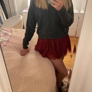 Röd kjol - Röd kjol i tyll material! Kjolen är i barnstorlek 158-164 men passar mig som är xs-s jättebra!! Fint skick, köparen står för frakt🥰