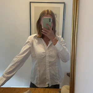 Vit skjorta - Väldigt skrynklig på bilden men annars väldigt fin! Skulle säga att det är storlek 36 