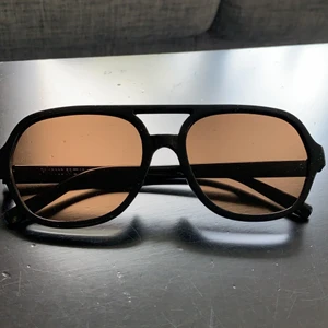 Solglasögon  - Snygga retro solglajjor, puts duk och fodral ingår! (Aldrig använda)💞