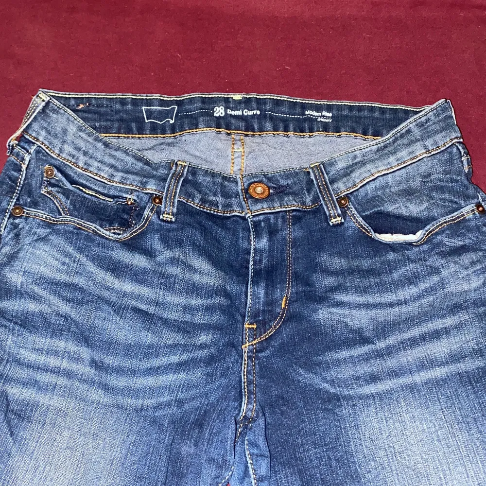 Säljer ett par Levis jeans! Kan hämtas eller fraktas men om det fraktas står köparen för frakten!. Jeans & Byxor.