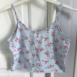 Ljusblått linne Strl S - Ett superfint kort linne i ljusblå färg med blommiga detaljer på☀️ Något använd men syns knappt så den är fortfarande i gott skick! Jag har växt ur den därför jag säljer, finns i storlek S.