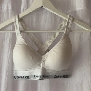 Calvin Klein  - Säljer denna super fina och sköna Calvin Klein bh!!! SUPER mjukt material som inte skaver mot huden. Den sitter där den ska på ett mjukt sätt!! Den är i stl S men funkar lika bra till XS-M då materialet är stretchigt!!!!! Köparen står för frakten💕💕💕