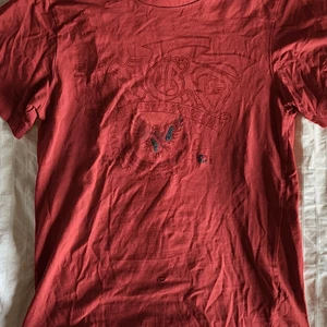 T-shirt  - Söt t-shirt! Har ett pyttelitet hål men inget man riktigt tänker på! Vill mest bli av med då jag inte använder den❣️