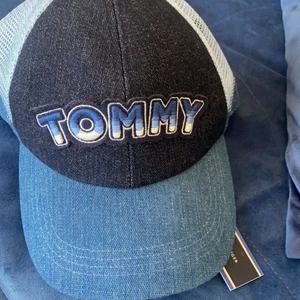 TOMMY HILFIGER KEPS - SÄLJER denna supersnygga Tommy Hilfiger keps som är helt oanvänd! Orginal pris 450 kr, men säljes för 150 kr💓💓