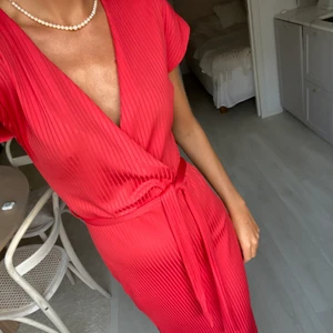 Röd klänning från Chiquelle - Superfin ribbad klänning från Chiquelle i storlek small/36🥰 Sparsamt använd, finns inget att anmärka på 🤍