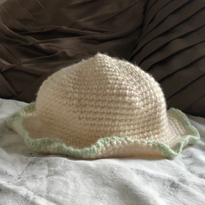 Virkad hatt - Hatten är handvirkad och aldrig använd! 