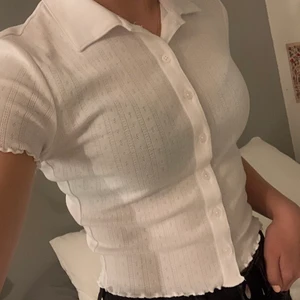 Super fin topp  - En super fin topp från hm, säljer vid ett bra bud då jag giller den väldigt mycket! Storlek xs i ett mycket mycket bra skick! Den är lite genomskinlig om man har svarta underkläder, buda i kommentarerna, startar på 40kr