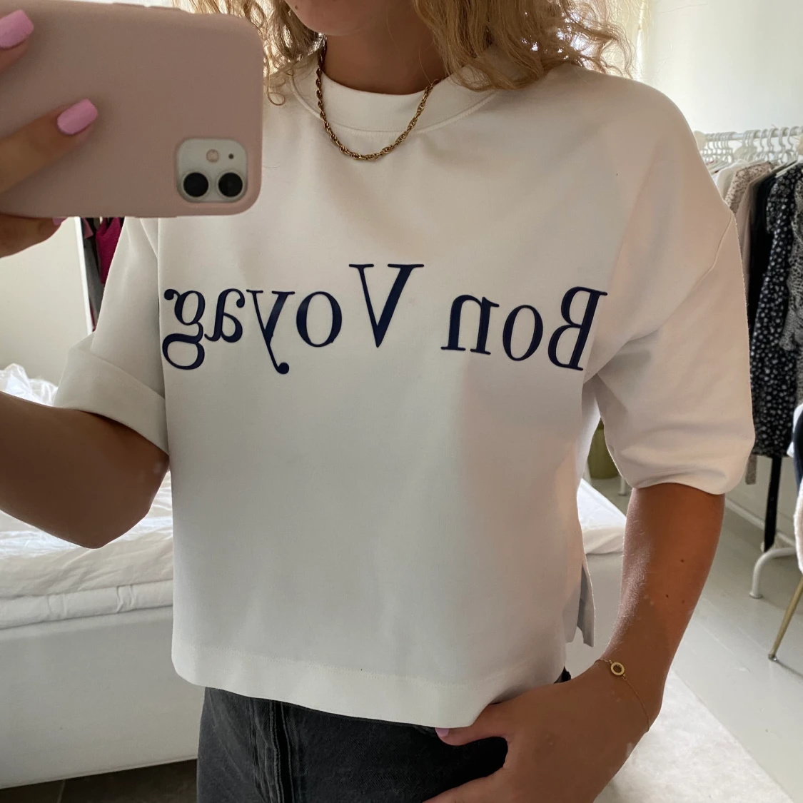 Vit t-shiet med blå text