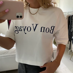 Vit t-shiet med blå text - Sjukt snygg tröja med superskönt material i nyskick. Xs men passar för dom som brukar ha S och M också. Köparen står för frakten på 48kr.