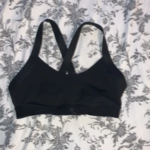 Adidas sporttop - Säljer denhär sport-bh-n/toppen✨ den är i väldigt fin skick💕