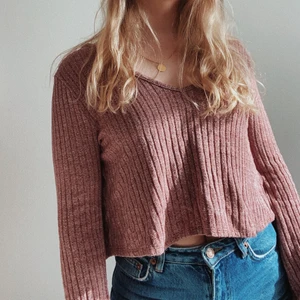 Urban Outfitters tröja med öppen rygg - Ribbad tröja från Urban outfitters med öppen rygg och knytning!