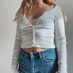 Brandy Melville topp med knappar - Söt brandy Melville topp med knappar. Storlek One size. Använd max 4 gånger. Perfekt skick