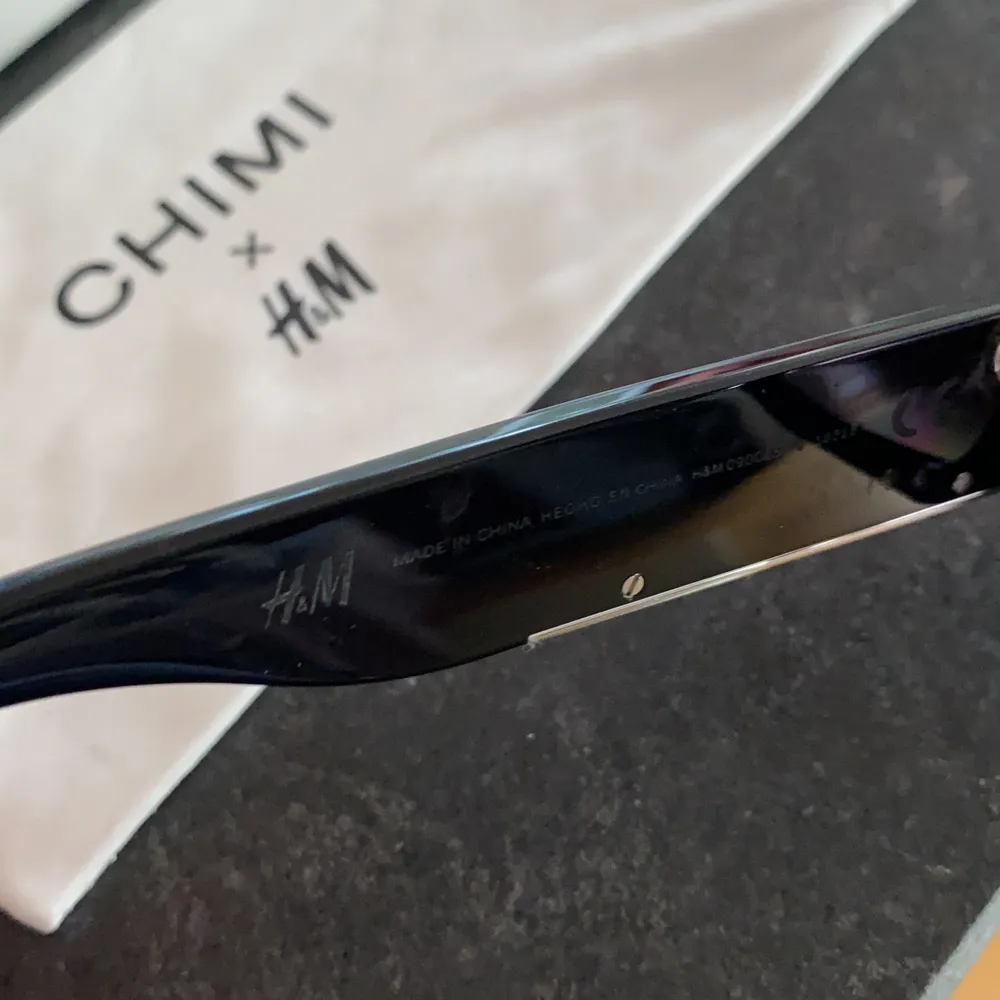 Jättefina solglasögon från HMxChimi som tyvärr inte kommer till användning pga. Köpte dem nu i våras och är precis som nya. Köparen står för frakten. Accessoarer.